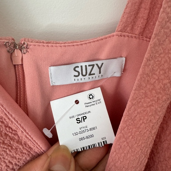 NWT dress with pockets and belt. Ruffles on sleeves and super flowy! Hidden zip! - Picture 6 of 8